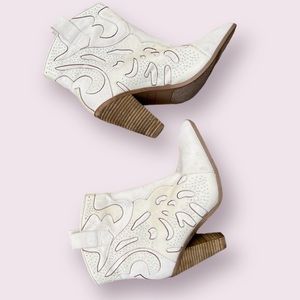 Carlos Santana new never worn white leather/fabric cowboy boots with heels